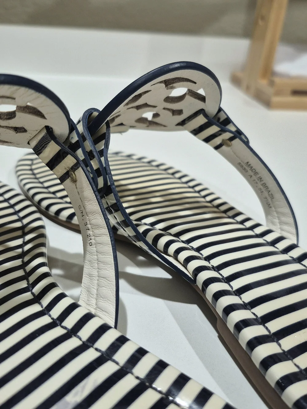 Gorgeous TORY BURCH Striped Navy & White Patent Leather Miller Sandals